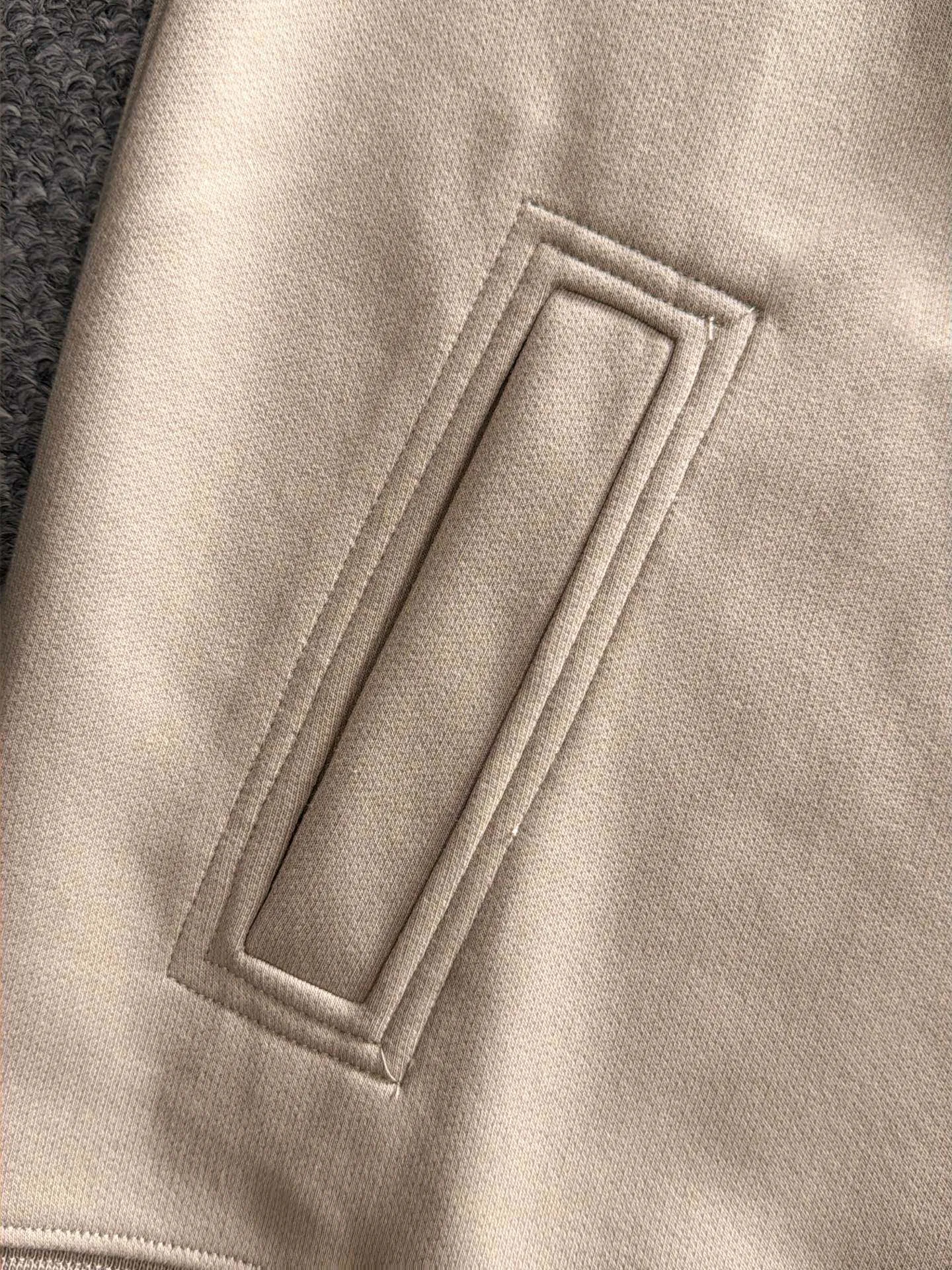 Balenciaga 2026 Long Sleeve Sweatshirts for Men and Women Same Style Many Stars Same Style, Top Original Version Feel Free to Compare 🆚The fabric is custom-dyed and slightly spray-painted and distressed. The fabric, material, and details are consistent with the original version. Special cotton and linen fabrics are used. The cost of the fabric is extremely expensive. It is twice as expensive as pure cotton materials. We will do better at all costs. Three standards are complete. The comparison between non-market products and our fabrics is very different. Only the top version is made! Size: M-4XL